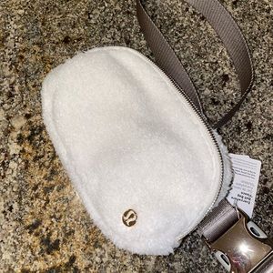 Fluffy Everywhere belt bag!💖